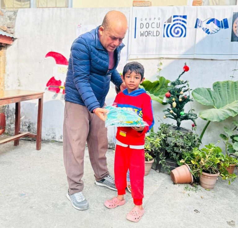 Namaskar, Docuworld: Los 80 niños de nuestra escuela en Nepal nos ...