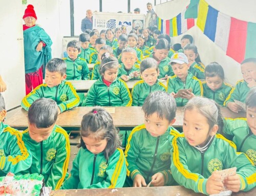 Namaskar, Docuworld: Los 80 niños de nuestra escuela en Nepal nos felicitan la Navidad